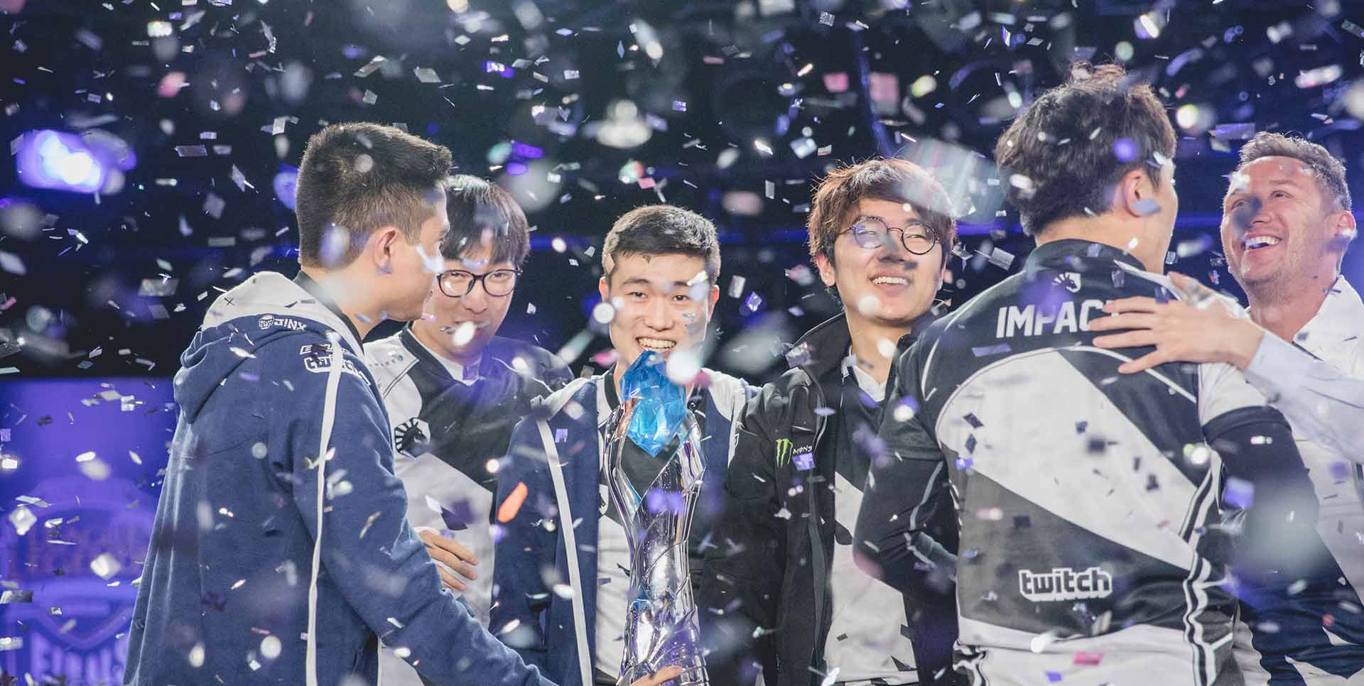 Een esports-team viert hun overwinning omgeven door confetti, de glimlach en het teamgevoel zijn duidelijk terwijl één speler de trofee vasthoudt.