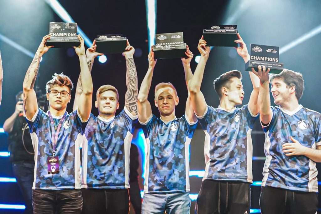 Esportteam viert overwinning op podium met trofeeën, genietend van triomf in gamingcompetit